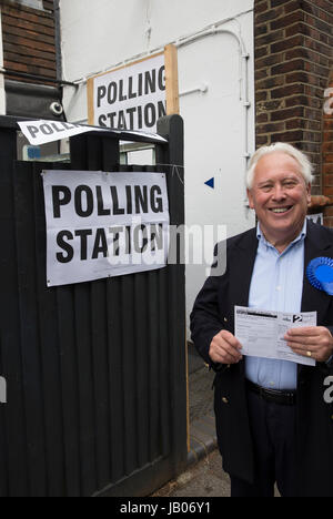 Chislehurst, UK, 8. Juni 2017, Bob Neill MP für Bromley und Chislehurst besucht Chislehurst Wahllokal am Wahltag abstimmen. Sie sind geöffnet von 07:00 bis 22:00 © Keith Larby/Alamy Live News Stockfoto