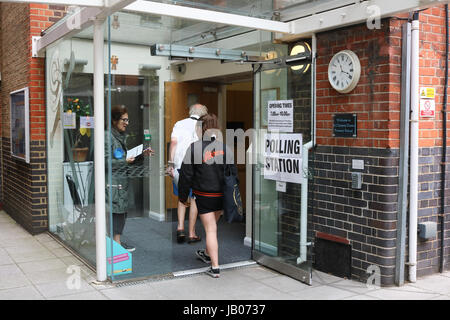 London, UK. 8. Juni 2017. Wähler geben Sie das Wahllokal am Clement Danes Grundschule in Aldwych London werfen ihre Stimmzettel bei der Unterhauswahl Credit: Amer Ghazzal/Alamy Live-Nachrichten Stockfoto