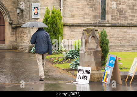 Stirling, Schottland - 8. Juni 2017: UK Wetter - Regen fällt in Stirling auf allgemeinen Wahlen und den Tag, die Abstimmungen der Scottish Episcopal Church Generalsynode in Edinburgh über ob homosexuelle Paare in der Kirche heiraten zu dürfen.  Polling-Ort und Kampagne Zeichen außerhalb Heilige Dreifaltigkeit Scottish Episcopal Church, (Abstimmung erfolgt in der Albert Halls nebenan) Stirling, Schottland, Vereinigtes Königreich. Stockfoto