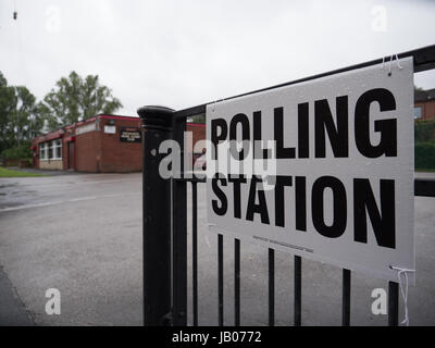 Manchester, UK. 8. Juni 2017. Das Wahllokal in der Failsworth Home Guard Club in Failsworth, Oldham für die Ashton-unter-Lyne Sitz Hilfe von Labour MP Angela Rayner auf Donnerstag, 8. Juni 2017 für Snap Parlamentswahlen angesagten von Theresa kann Kredit: Chris Rogers/Alamy Live News Stockfoto