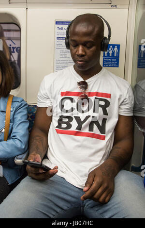 London, UK. 8. Juni 2017. Junger Mann mit einem Jeremy Corbyn T-shirt am Tag der Parlamentswahlen 2017 mit der Londoner U-Bahn. Foto: Lebendige Bilder/Alamy Live-Nachrichten Stockfoto