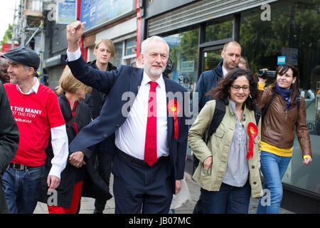 London, UK. 8. Juni 2017. Großbritanniens wichtigste Oppositionsführer Spaziergänge Labour Party Jeremy Corbyn (vorne) zum Wahllokal in London, England am 8. Juni 2017. Bildnachweis: Richard Washbrooke/Xinhua/Alamy Live-Nachrichten Stockfoto