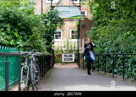 London, Vereinigtes Königreich von Großbritannien und Nordirland. 8. Juni 2017. Eine Frau in einem Wahllokal in Islington. London, UK 06.08.2017 | Nutzung weltweit Credit: Dpa/Alamy Live-Nachrichten Stockfoto