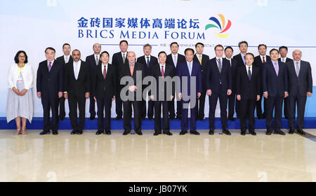 Peking, China. 8. Juni 2017. Liu Qibao (C), Mitglied des Politbüros des Zentralkomitees der kommunistischen Partei von China (CPC) und Abteilungsleiter des Ausschusses Öffentlichkeitsarbeit, posiert für ein Gruppenfoto mit den Gästen und Teilnehmern vor der Eröffnungsfeier des BRICS Media Forum in Peking, Hauptstadt von China, 8. Juni 2017. Das Forum eröffnet hier am Donnerstag. Bildnachweis: Xie Huanchi/Xinhua/Alamy Live-Nachrichten Stockfoto