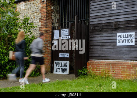 Britische allgemeine Wahl: Wähler zu den Urnen auf 06.08.2017 im Westen Blatchington Windmühle, Hove, Brighton gehen. Wähler ankommen an der Windmühle in Hove ist einer der mehr skurrile Wahllokale in diesem Parlamentswahlen 2017 verwendet werden. Stockfoto