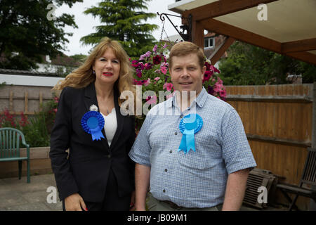 Orpington, 8. Juni 2017, Stadtrat Kim Botting und Councillorr William Huntington-Drescher auf die konservative club am Wahltag in Orpington. © Keith Larby/Alamy Live News Stockfoto