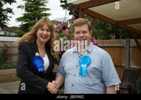 Orpington, 8. Juni 2017, Stadtrat Kim Botting und Councillorr William Huntington-Drescher auf die konservative club am Wahltag in Orpington. © Keith Larby/Alamy Live News Stockfoto