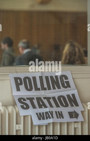 Wandsworth, London, UK. 8. Juni 2017. Die Heilsarmee Zentrum in Balham - Menschen kommen früh und in großer Zahl in den Wahllokalen für den allgemeinen Wahlen im Bereich Wandsworth. London, 8. Juni 2017. Bildnachweis: Guy Bell/Alamy Live-Nachrichten Stockfoto