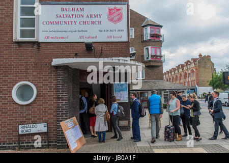 Wandsworth, London, UK. 8. Juni 2017. Warteschlangen an The Salvation Army Center in Balham - Menschen kommen früh und in großer Zahl in den Wahllokalen für den allgemeinen Wahlen im Bereich Wandsworth. London, 8. Juni 2017. Bildnachweis: Guy Bell/Alamy Live-Nachrichten Stockfoto