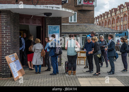 Wandsworth, London, UK. 8. Juni 2017. Warteschlangen an The Salvation Army Center in Balham - Menschen kommen früh und in großer Zahl in den Wahllokalen für den allgemeinen Wahlen im Bereich Wandsworth. London, 8. Juni 2017. Bildnachweis: Guy Bell/Alamy Live-Nachrichten Stockfoto