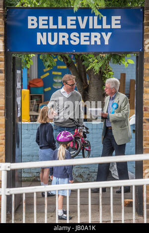 Wandsworth, London, UK. 8. Juni 2017. Menschen bringen Sie ihre Kinder vor der Schule in Belleville Kindergarten in der Nähe von Northcote Road - Leute kommen früh und in großer Zahl in den Wahllokalen für den allgemeinen Wahlen im Bereich Wandsworth. London, 8. Juni 2017. Bildnachweis: Guy Bell/Alamy Live-Nachrichten Stockfoto