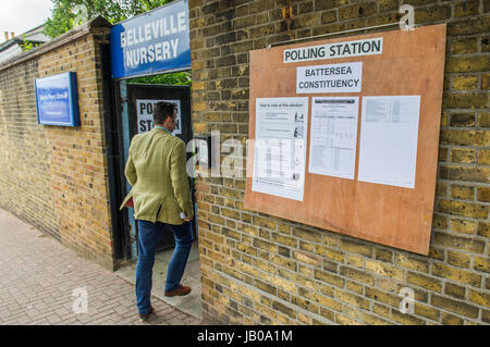 Wandsworth, London, UK. 8. Juni 2017. Belleville-Kindergarten in der Nähe von Northcote Road - Menschen kommen früh und in großer Zahl in den Wahllokalen für den allgemeinen Wahlen im Bereich Wandsworth. London, 8. Juni 2017. Bildnachweis: Guy Bell/Alamy Live-Nachrichten Stockfoto