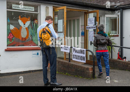 Wandsworth, London, UK. 8. Juni 2017. Alphabet-Kindergarten in der Nähe von Northcote Road - Menschen kommen früh und in großer Zahl in den Wahllokalen für den allgemeinen Wahlen im Bereich Wandsworth. London, 8. Juni 2017. Bildnachweis: Guy Bell/Alamy Live-Nachrichten Stockfoto