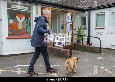 Wandsworth, London, UK. 8. Juni 2017. Ein Mann bringt seinen Hund in den Alphabet-Kindergarten in der Nähe von Northcote Road - Leute kommen früh und in großer Zahl in den Wahllokalen für den allgemeinen Wahlen im Bereich Wandsworth. London, 8. Juni 2017. Bildnachweis: Guy Bell/Alamy Live-Nachrichten Stockfoto