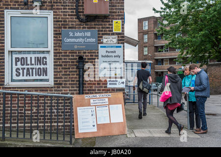 Wandsworth, London, UK. 8. Juni 2017. Das Peabody Anwesen, eine Fläche von sozialen Wohnungsbau, die ist ironischerweise nur wird saniert, in der Nähe von Clapham Junction - Leute kommen früh und in großer Zahl in den Wahllokalen für den allgemeinen Wahlen im Bereich Wandsworth. London, 8. Juni 2017. Bildnachweis: Guy Bell/Alamy Live-Nachrichten Stockfoto