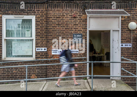 Wandsworth, London, UK. 8. Juni 2017. Das Peabody Anwesen, eine Fläche von sozialen Wohnungsbau, die ist ironischerweise nur wird saniert, in der Nähe von Clapham Junction - Leute kommen früh und in großer Zahl in den Wahllokalen für den allgemeinen Wahlen im Bereich Wandsworth. London, 8. Juni 2017. Bildnachweis: Guy Bell/Alamy Live-Nachrichten Stockfoto