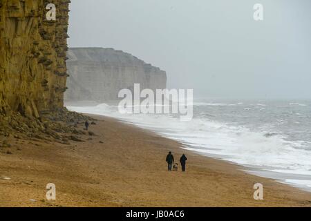 West Bay, Dorset, UK. 8. Juni 2017.   Großbritannien Wetter.  Ungewöhnlich windige Bedingungen in West Bay in Dorset Peitsche stürmischer See die an Land auf einer fast menschenleeren East Beach an einem kalten grauen bewölkten Tag abstürzen.  Bildnachweis: Graham Hunt/Alamy Live-Nachrichten Stockfoto