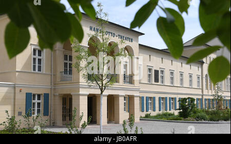 Das restaurierte Gebäude der ehemaligen Hans Otto Theater Potsdam, Deutschland, 8. Juni 2017 entnehmen. In drei und ein halbes Jahr Zeit, eine neue Wissenschaft und Restaurierung Mitte der Preußische Schlösser und Gärten-Stiftung wurde von dem Gelände des ehemaligen Theaters erbaut. Mehreren verschiedenen wissenschaftlichen Einrichtungen, sowie Archive und Restaurierungswerkstätten haben sich auf dem 10.000 qm großen Gelände konzentriert. Sie waren früher an verschiedenen Orten verstreut. Der Bau kostete rund 31 Millionen Euro. Es wurde durch eine spezielle Investitionen Programm für Preußische Schlösser und Gärten finanziert. Phot Stockfoto