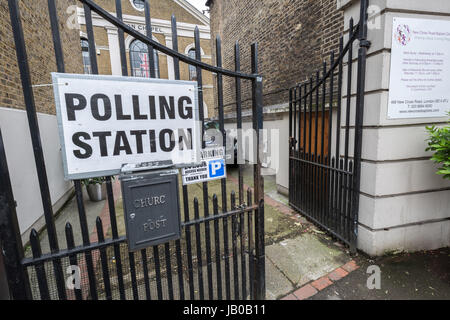 London, UK. 8. Juni 2017. Polling-Station in der neuen Cross Road Baptist Church. Allgemeine Wahl-Wahltag in Südost-London © Guy Corbishley/Alamy Live-Nachrichten Stockfoto