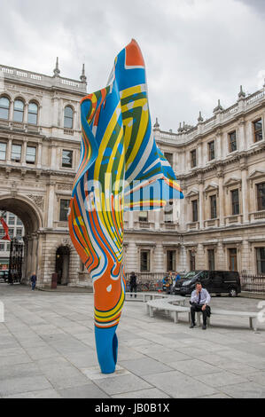 Royal Academy of Arts, London, UK. 8. Juni 2017. Über 1200 Werke auf dem Display in das größte Einreichung Ausstellung eröffnen in der Welt, die jährliche Sommerausstellung der RA. Koordiniert von Eileen Cooper RA, umfasst die Ausstellung Arbeiten von international renommierten Künstlern wie Rosemarie Trockel, Julian Schnabel, Hassan Hajjaj, Secundino Hernández, Isaac Julien, Tomoaki Suzuki, Mark Wallinger und Sean Scully RA. Foto: Wind-Skulptur VI, Yinka Shonibare RA. NFS. Bildnachweis: Malcolm Park Leitartikel/Alamy Live-Nachrichten. Stockfoto