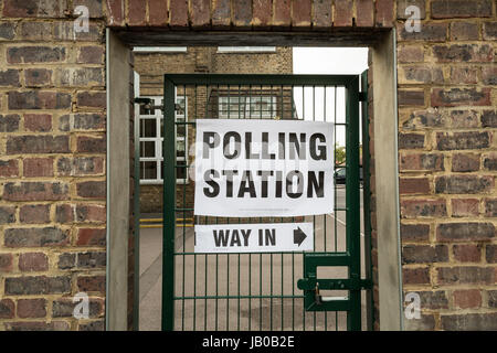 London, UK. 8. Juni 2017. Wahllokal in Deptford Park School. Allgemeine Wahl-Wahltag in Südost-London © Guy Corbishley/Alamy Live-Nachrichten Stockfoto