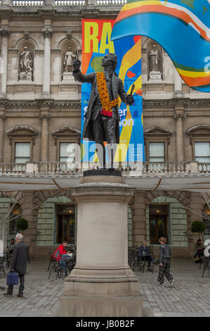 Royal Academy of Arts, London, UK. 8. Juni 2017. Über 1200 Werke auf dem Display in das größte Einreichung Ausstellung eröffnen in der Welt, die jährliche Sommerausstellung der RA. Von Eileen Cooper RA koordiniert, umfasst die Ausstellung Arbeiten von international renommierten Künstlern wie Rosemarie Trockel, Julian Schnabel, Hassan Hajjaj, Secundino Hernández, Isaac Julien, Tomoaki Suzuki, Mark Wallinger und Sean Scully RA plus Einreichungen neue Royal Akademiker einschließlich Gilbert & George und David Adjaye. Die meisten ausgestellten Werke sind verkäuflich. Bildnachweis: Malcolm Park Leitartikel/Alamy Live-Nachrichten. Stockfoto