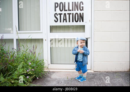 Britische Wahl: Kleinkind warten im Wahllokal in Yate, North Bristol Stockfoto