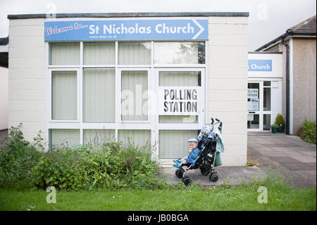 Britische Wahl: Kleinkind warten im Wahllokal in Yate, North Bristol Stockfoto