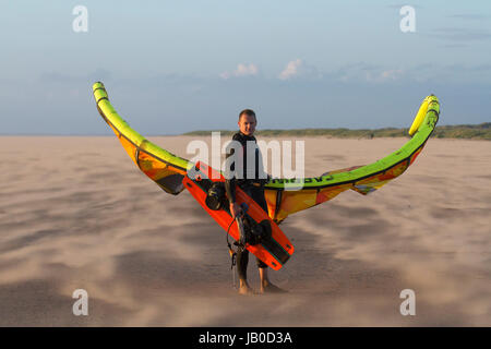 Southport, Merseyside, England. Großbritannien Wetter. Starke Winde und Wind geblasen Sand bei Sonnenuntergang am Strand von Ainsdale beweisen für diese Kitesurfer und seine 8ft Kite zu stark.  Die Dünen der Küste Sefton ist mit Sand landeinwärts vom breiten, sandigen Strand bei Ebbe geblasen und dann durch Spezialisten Küstenpflanzen gefangen über Hunderte von Jahren, entstanden. Trocknen Südwinde von mehr als 25 km/h sind verpflichtet, heben Sie den Sand und Formationen & Mini Dünen zu machen. Kredite; MediaWorldImages/AlamyLiveNews. Stockfoto