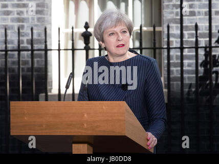 (170608)--NEW YORK, 8. Juni 2017 (Xinhua)--Datei Foto am 18. April 2017 zeigt der britische Premierminister Theresa kann im Gespräch mit Medien ausserhalb 10 Downing Street nennt sie einen vorgezogenen Parlamentswahlen in London, Großbritannien. Premierminister Theresa May ist auf Kurs verliert ihre absolute Mehrheit bei den britischen Parlamentswahlen nach einer Umfrage veröffentlicht, sobald am 8. Juni 2017 fertig abstimmen. Die Umfrage im Auftrag von Großbritanniens wichtigste Sender zeigte Mays konservativen hätte 314 Sitze und Arbeit wird voraussichtlich zweite mit 266 Plätzen kommen. (Xinhua) -UK out- Stockfoto