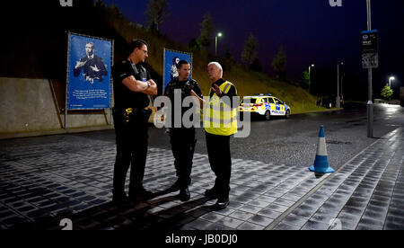 Brighton, UK. 8. Juni 2017. Polizei und Sicherheit bei den britischen Parlamentswahlen zählt für Brighton Pavilion, Hove und Brighton Kemptown nehmen bei der American Express Community Stadium Kredit statt: Simon Dack/Alamy Live News Stockfoto