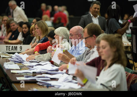 Maidenhead, UK. 8. Juni 2017. Die Zählung beginnt in Premierminister Theresa May Maidenhead Wahlkreis. Bildnachweis: Mark Kerrison/Alamy Live-Nachrichten Stockfoto