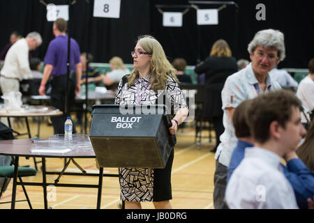 Maidenhead, UK. 8. Juni 2017. Die ersten Wahlurnen mit Briefwahlstimmen kommen bei der Zählung in Premierminister Theresa May Maidenhead Wahlkreis. Bildnachweis: Mark Kerrison/Alamy Live-Nachrichten Stockfoto