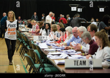 Maidenhead, UK. 8. Juni 2017. Ein Beobachter vergeht Zähler in Premierminister Theresa May Maidenhead Wahlkreis. Bildnachweis: Mark Kerrison/Alamy Live-Nachrichten Stockfoto