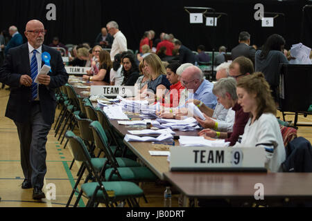 Maidenhead, UK. 8. Juni 2017. Ein Beobachter vergeht Zähler in Premierminister Theresa May Maidenhead Wahlkreis. Bildnachweis: Mark Kerrison/Alamy Live-Nachrichten Stockfoto