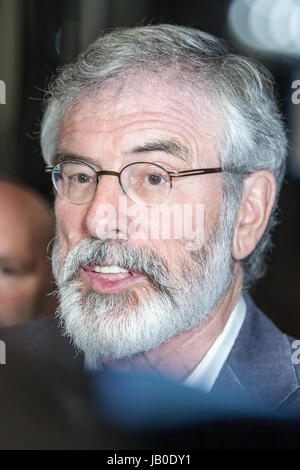 Belfast, Northern Ireland. 8. Juni 2017. Zählen für den Belfast Bereich in 2017 britische allgemeine Wahl im Titanic Exhibition Centre in Gang gekommen. Führer der Sinn Féin Gerry Adams kam kurz vor Mitternacht. Bildnachweis: Bonzo/Alamy Live-Nachrichten Stockfoto