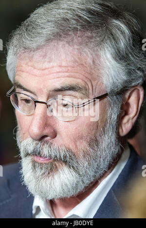 Belfast, Northern Ireland. 8. Juni 2017. Zählen für den Belfast Bereich in 2017 britische allgemeine Wahl im Titanic Exhibition Centre in Gang gekommen. Führer der Sinn Féin Gerry Adams kam kurz vor Mitternacht. Bildnachweis: Bonzo/Alamy Live-Nachrichten Stockfoto