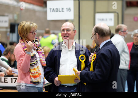 Hereford, Herefordshire, England - Donnerstag, 8. Juni 2017 - Party Teller Arbeitnehmer aus der Liberalen Partei beraten Sie sich mit jedem an der Wahl Graf Centre in Hereford - Steven Mai / Alamy Live News Stockfoto