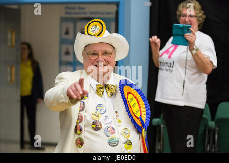 Maidenhead, UK. 8. Juni 2017. Heulen Laud Hoffnung, kommt der Führer der die offizielle Monster Raving Loony Party, bei der Zählung in Premierminister Theresa May Maidenhead Wahlkreis. Bildnachweis: Mark Kerrison/Alamy Live-Nachrichten Stockfoto