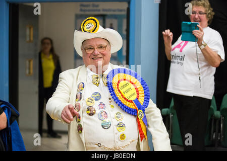 Maidenhead, UK. 8. Juni 2017. Heulen Laud Hoffnung, kommt der Führer der die offizielle Monster Raving Loony Party, bei der Zählung in Premierminister Theresa May Maidenhead Wahlkreis. Bildnachweis: Mark Kerrison/Alamy Live-Nachrichten Stockfoto