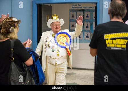 Maidenhead, UK. 8. Juni 2017. Heulen Laud Hoffnung, kommt der Führer der die offizielle Monster Raving Loony Party, bei der Zählung in Premierminister Theresa May Maidenhead Wahlkreis. Bildnachweis: Mark Kerrison/Alamy Live-Nachrichten Stockfoto