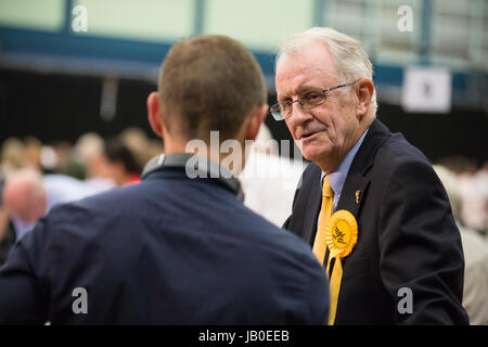 Maidenhead, UK. 8. Juni 2017. Tony Hill, Kandidat der Liberal Democrats, kommt bei der Zählung in der Premierminister Theresa May Maidenhead Wahlkreis. Bildnachweis: Mark Kerrison/Alamy Live-Nachrichten Stockfoto