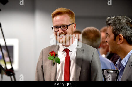 Brighton, UK. 9. Juni 2017. Lloyd Russell-Moyle der prospektiven Labour-Partei Anwärter für Brighton Kemptown sieht fröhlich an die Grafen für Brighton Pavilion, Hove und Brighton Kemptown Aufnahme legen Sie bei der American Express Community Stadium Kredit: Simon Dack/Alamy Live News Stockfoto