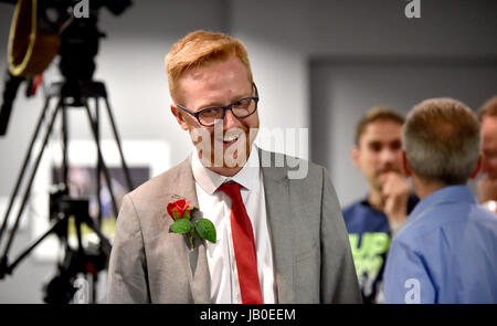 Brighton, UK. 9. Juni 2017. Lloyd Russell-Moyle der prospektiven Labour-Partei Anwärter für Brighton Kemptown sieht fröhlich an die Grafen für Brighton Pavilion, Hove und Brighton Kemptown Aufnahme legen Sie bei der American Express Community Stadium Kredit: Simon Dack/Alamy Live News Stockfoto