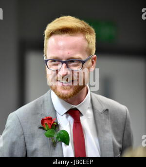 Brighton, UK. 9. Juni 2017. Lloyd Russell-Moyle der prospektiven Labour-Partei Anwärter für Brighton Kemptown sieht fröhlich an die Grafen für Brighton Pavilion, Hove und Brighton Kemptown Aufnahme legen Sie bei der American Express Community Stadium Kredit: Simon Dack/Alamy Live News Stockfoto