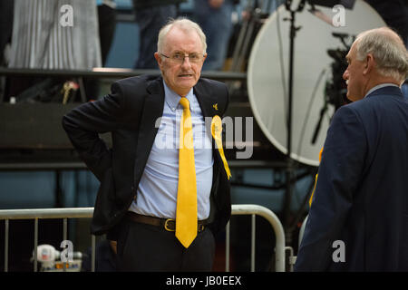 Maidenhead, UK. 8. Juni 2017. Tony Hill, Kandidat der Liberal Democrats, kommt bei der Zählung in der Premierminister Theresa May Maidenhead Wahlkreis. Bildnachweis: Mark Kerrison/Alamy Live-Nachrichten Stockfoto