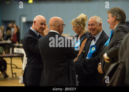 Maidenhead, UK. 8. Juni 2017. Lokalen konservativen noch in guter Laune bei der Zählung in Premierminister Theresa May Maidenhead Wahlkreis. Bildnachweis: Mark Kerrison/Alamy Live-Nachrichten Stockfoto