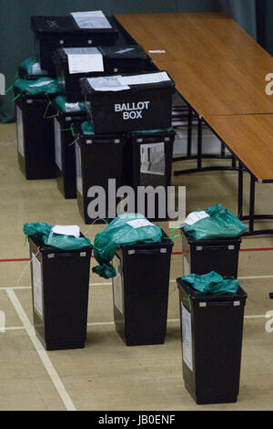 Maidenhead, UK. 8. Juni 2017. Wahlurnen erwarten, zählen für den Windsor-Wahlkreis. Bildnachweis: Mark Kerrison/Alamy Live-Nachrichten Stockfoto