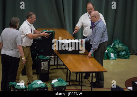 Maidenhead, UK. 8. Juni 2017. Wahlurnen erwarten, zählen für den Windsor-Wahlkreis. Bildnachweis: Mark Kerrison/Alamy Live-Nachrichten Stockfoto