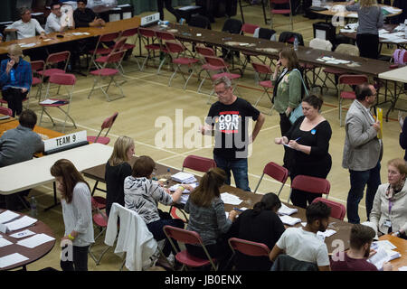 Maidenhead, UK. 8. Juni 2017. Ein Beobachter mit einem Corbyn T-shirt bei der Zählung für den Windsor-Wahlkreis. Bildnachweis: Mark Kerrison/Alamy Live-Nachrichten Stockfoto